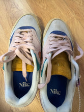 Load image into Gallery viewer, 7 NIKE Tan Sneakers
