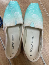 Load image into Gallery viewer, 5 Toms Shoes/Boots
