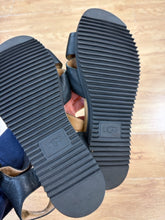 Load image into Gallery viewer, 8 Ugg Black Sandals
