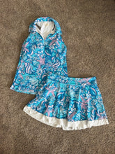 Load image into Gallery viewer, Size M Lilly pulitzer Blue Floral 2PC Ensemble
