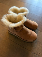 Load image into Gallery viewer, Ugg 5 Boots

