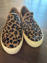 Load image into Gallery viewer, 5.5 Ugg Tan Leopard Print Flats
