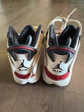Load image into Gallery viewer, 6 jordan Sneakers
