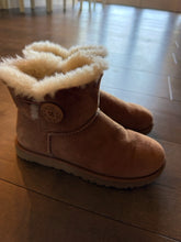 Load image into Gallery viewer, Ugg 5 Boots
