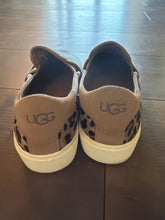 Load image into Gallery viewer, 5.5 Ugg Tan Leopard Print Flats
