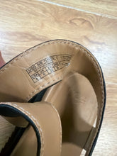 Load image into Gallery viewer, 8 Ugg Black Sandals
