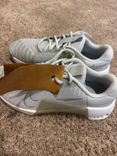Load image into Gallery viewer, 8.5 NIKE Mint Sneakers
