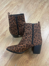 Load image into Gallery viewer, 7 Express Brown Leopard Boots

