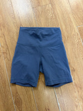 Load image into Gallery viewer, Size 4 Lululemon Blue Solid Workout
