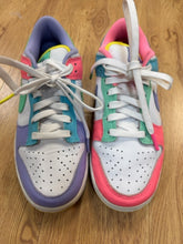 Load image into Gallery viewer, 8 NIKE White Sneakers
