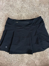 Load image into Gallery viewer, Size 6 Lululemon Black Solid Workout
