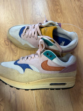 Load image into Gallery viewer, 7 NIKE Tan Sneakers
