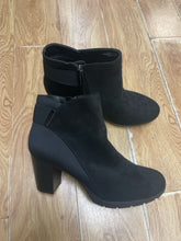 Load image into Gallery viewer, 8 Ann Klein Black Solid Booties

