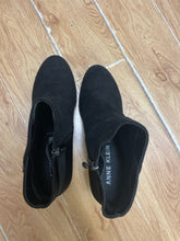 Load image into Gallery viewer, 8 Ann Klein Black Solid Booties
