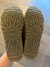 Load image into Gallery viewer, Ugg 5 Boots
