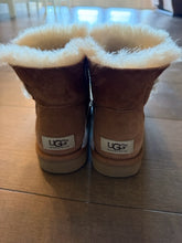 Load image into Gallery viewer, Ugg 5 Boots
