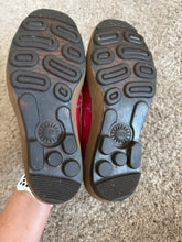 Load image into Gallery viewer, 7 Ugg Red Flats
