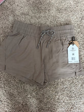 Load image into Gallery viewer, Size M Avalanche Brown Shorts
