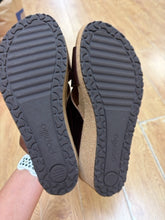 Load image into Gallery viewer, 8 papillio Brown Wedges
