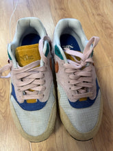 Load image into Gallery viewer, 7 NIKE Tan Sneakers
