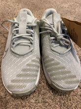 Load image into Gallery viewer, 8.5 NIKE Mint Sneakers
