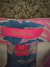 Load image into Gallery viewer, Size 4 Lilly pulitzer Blue Pineapple Print Shorts
