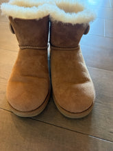 Load image into Gallery viewer, Ugg 5 Boots
