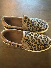 Load image into Gallery viewer, 5.5 Ugg Tan Leopard Print Flats
